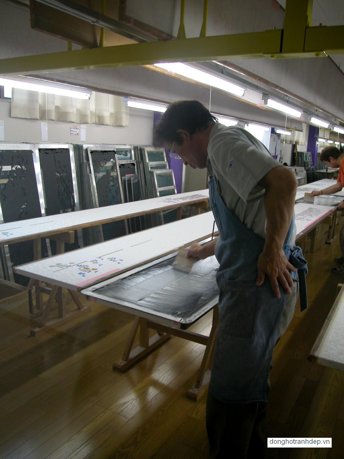 Xưởng sản xuất đồng hồ tranh đẹp Dyvina Xưởng sản xuất đồng hồ tranh đẹp Dyvina với đội ngũ sản xuất kinh nghiệm lành nghề kiểm tra thường xuyên các khâu trong sản xuất, máy móc chuyên nghiệp