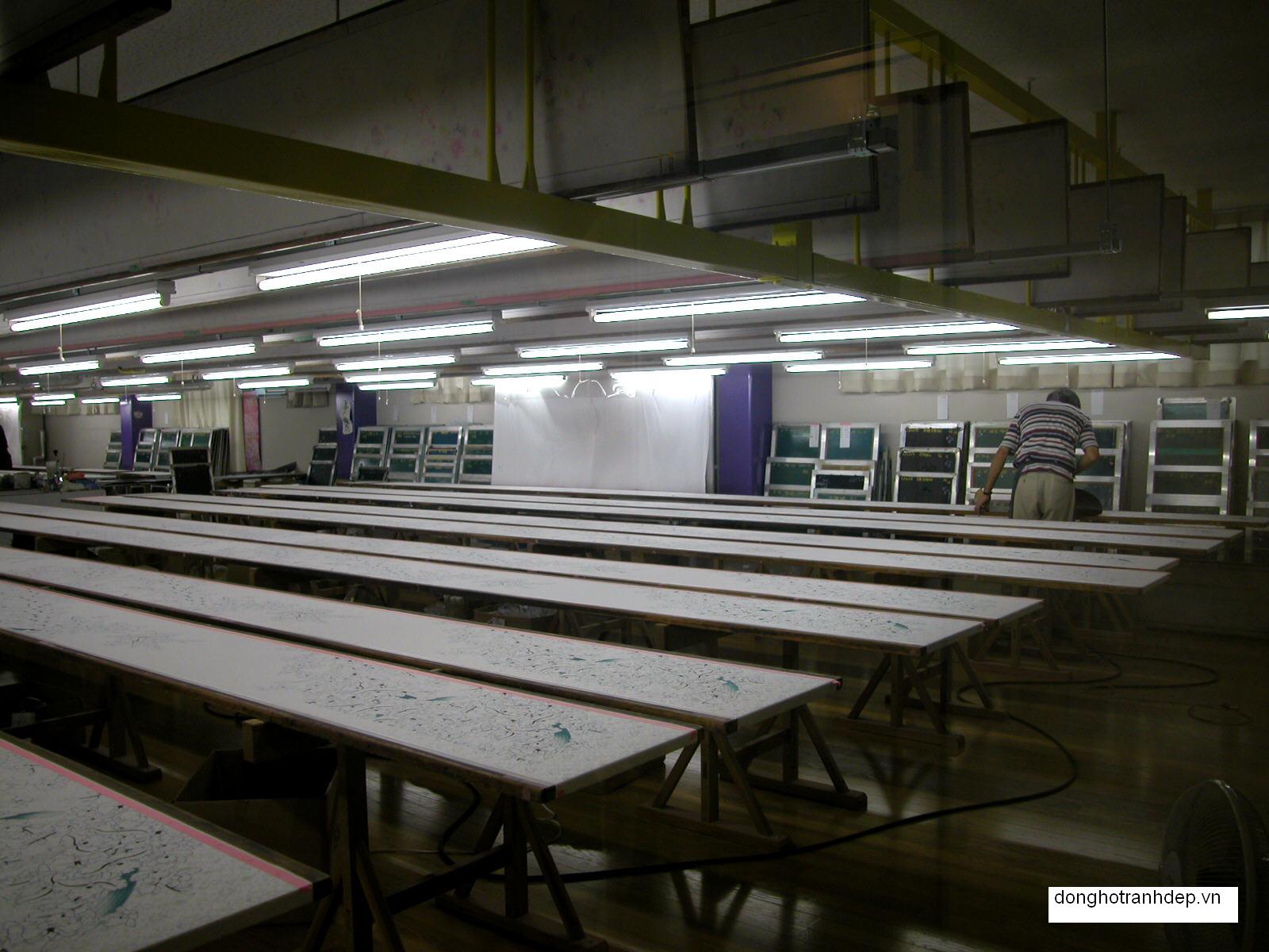 Xưởng sản xuất đồng hồ tranh đẹp Dyvina Xưởng sản xuất đồng hồ tranh đẹp Dyvina với đội ngũ sản xuất kinh nghiệm lành nghề kiểm tra thường xuyên các khâu trong sản xuất, máy móc chuyên nghiệp